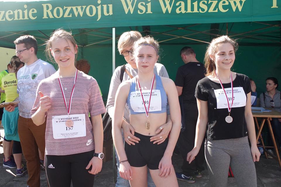 Adrianna Parol uczennica Sportowego Gimnazjum Powiatowego Nr 2 w Głownie (w środku)